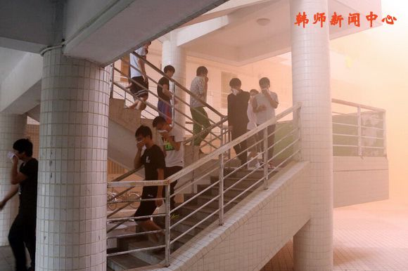 学校举行2015年度学生宿舍应急突发事件疏散演练