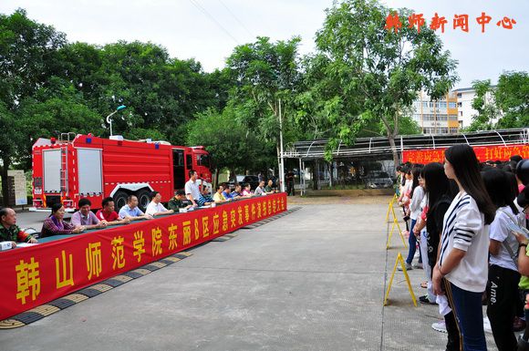 学校举行2015年度学生宿舍应急突发事件疏散演练