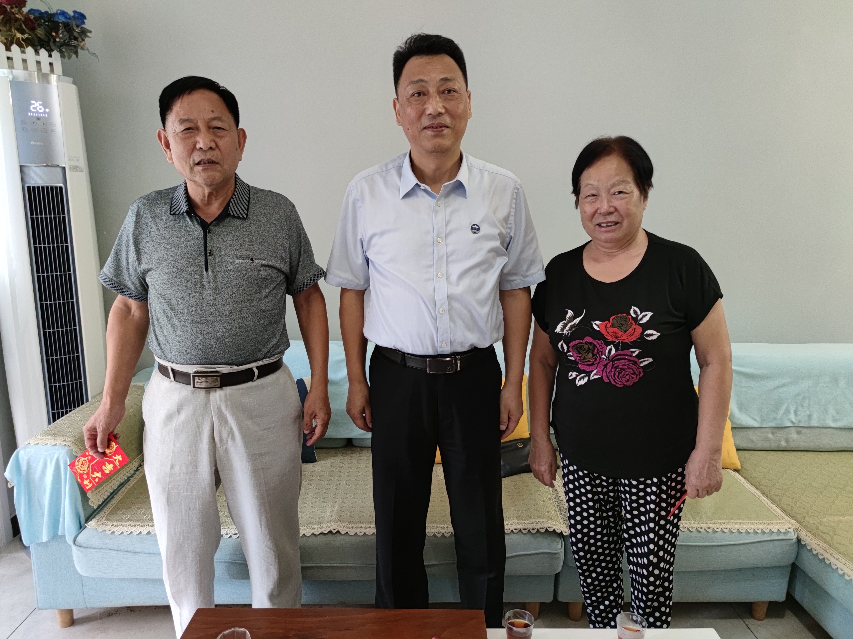 学校领导教师节走访慰问离退休老教师