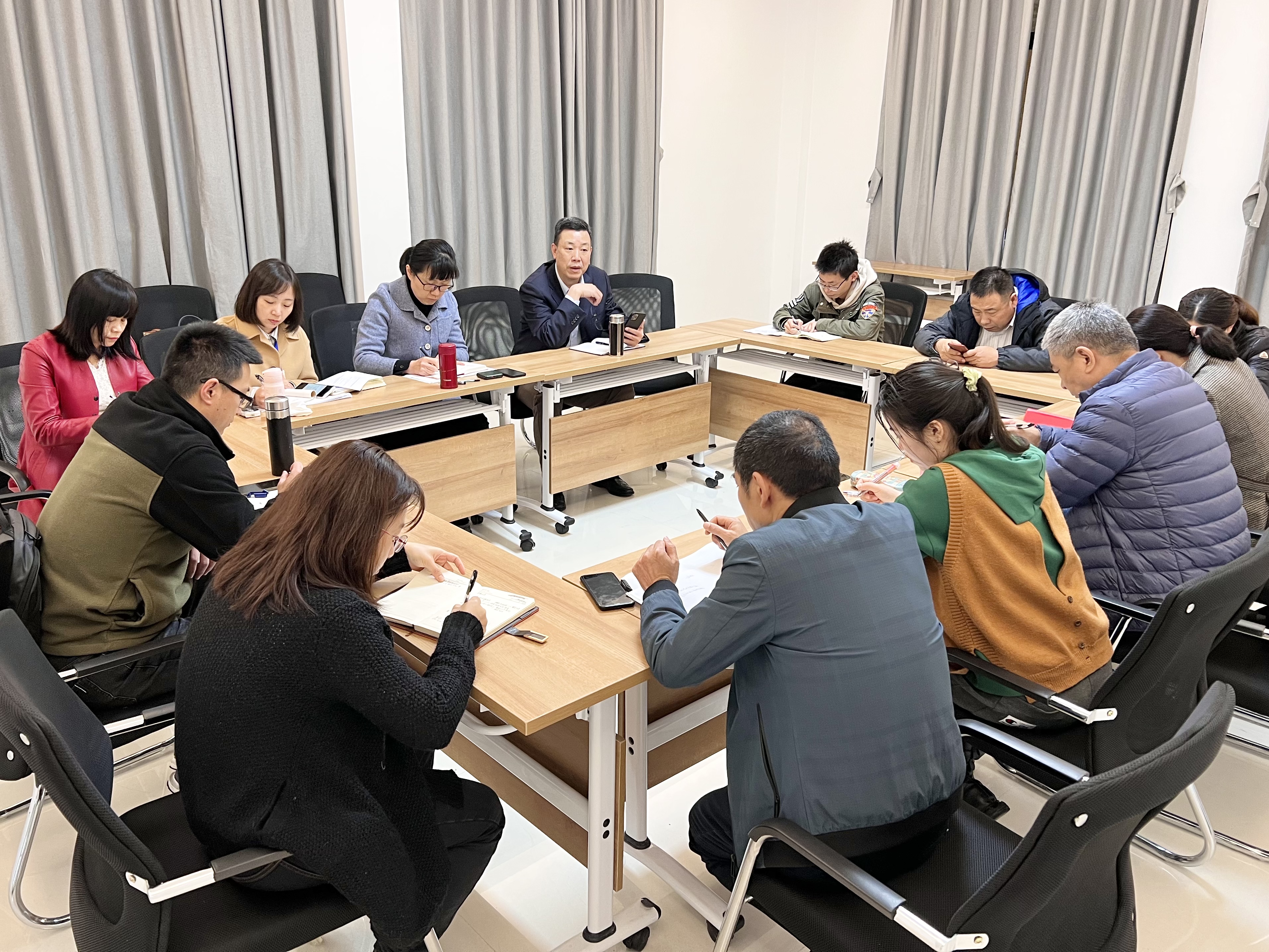 地理科学与旅游学院·潮菜学院组织全体教师深入学习贯彻学校第十次教学工作会议精神