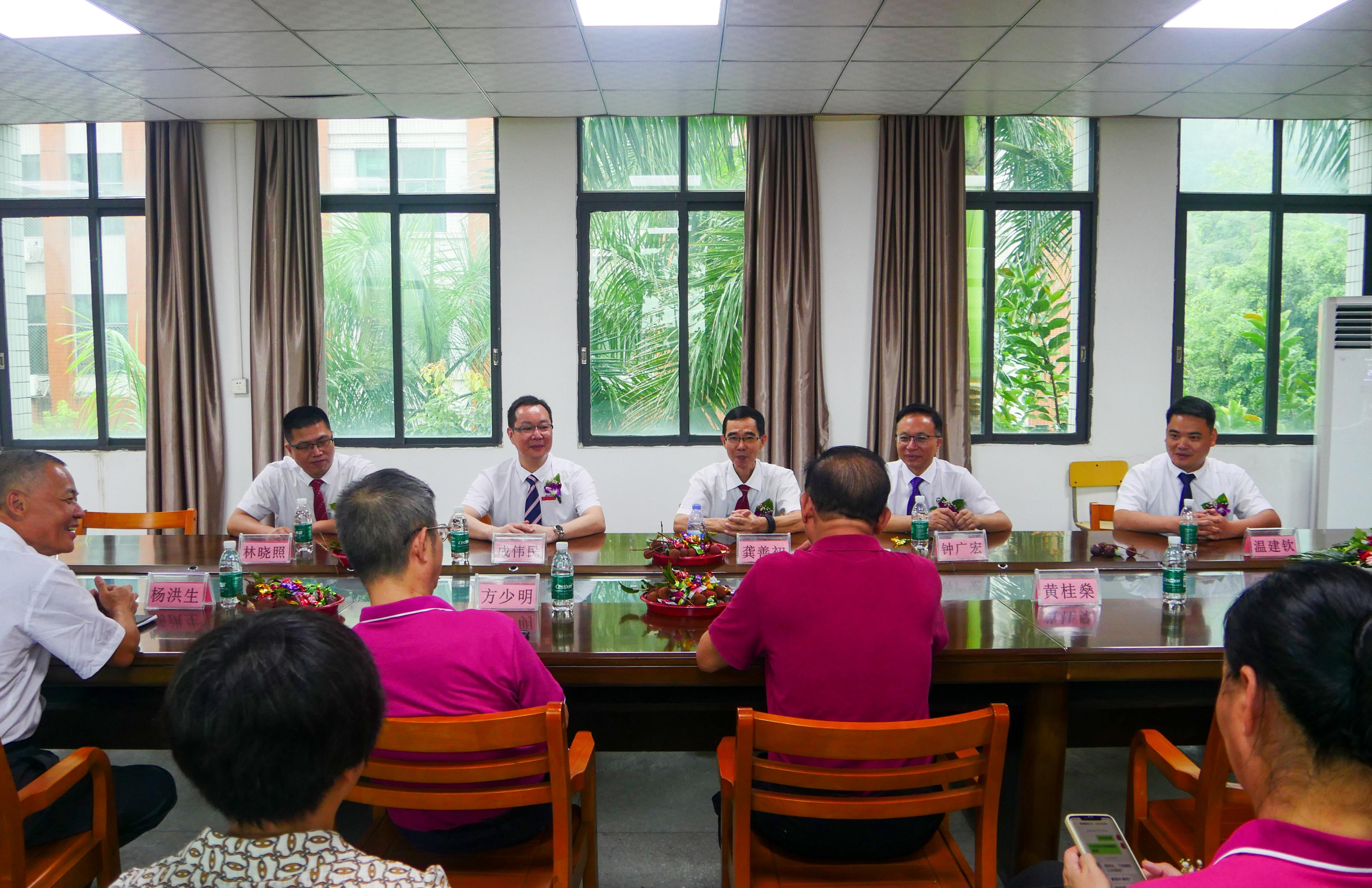 龚善初带队到揭阳岐山中学参加我校教师专业发展学校和教学实习基地揭牌仪式