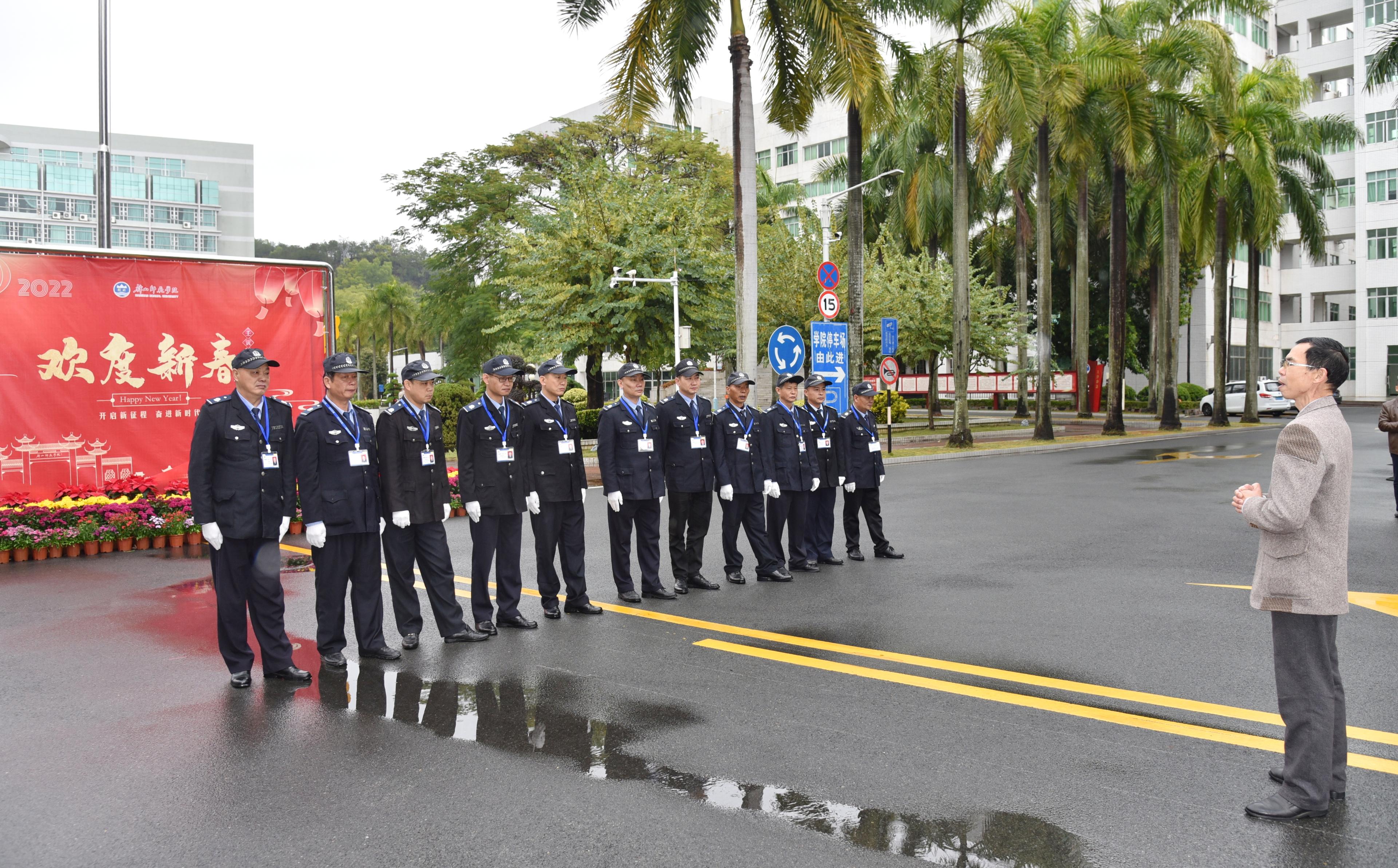 拜年啦！大年初一龚善初副校长带队慰问坚守工作岗位干部职工
